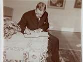 Invigning av Örebro Idrottshus 1 sept. 1946.
 Kronprinsen avslutar med att skriva i gästboken.