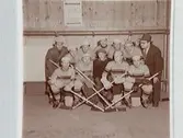 Ishockey; Örnsro, Örebro Idrottsplats 1947.
BK Forward: Bakre raden fr.v: Rune Jansson, ledare, Bertil Järhede, Nils Andersson, Harald Medin, Rolf Bergström, lagledare Allan Yxner.
Främre raden fr.v: Lars Olle Widlund, Georg Svensson, Tage Karlsson, Börje Folkesson och Erik Svensson.