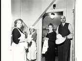 Ruth 'Frida' Andersson i kökets dörröppning med tre medhjälpare.