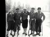 Bandy. Spelare från Askersunds IFK.
Från vänster: Hilding Hanell, Karl-Erik Södergren, Elis Karlsson, Hans Bergsten och Gunnar Carlsson.