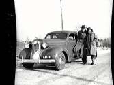 Gösta Klingberg med sin fru Gurli och deras bil Dodge 1937 årsmodell som de i 25 graders kyla klarade resan med.
