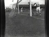 Fotboll. ÖSK:s målvakt Berndt Karlsson släpper in ett mål.