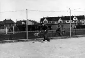 Gösta Klingberg (ÖSK) vid Eyravallens tennisbana.