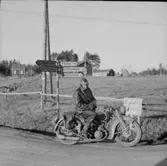 Krigsinkallad Gösta Klingberg, MC ordonnans.
Bilden är tagen i Övertorneå, i vägkorsningen Krookskavägen/Sockenvägen i södra änden av Övertorneå samhälle.