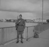 En militär står vakt mot Finland.