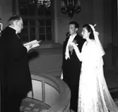 Bondbröllop vid Axbergs kyrka. Georg Larsson och Margit framför prosten J.Abel Lundholm som viger dem.
