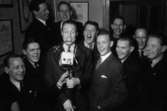 Ett gäng grabbar med Gösta Klingberg i mitten vid en mikrofon som kallades 