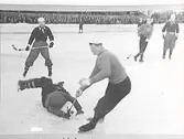 Bandy vid Eyravallen. Sten Karlsson ÖSK frestar Köpingsmålvakten.