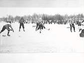 Bandy i Grängesberg. 
Andra målet på väg in.