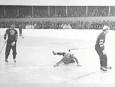 Bandymatch mellan Karlstads Göta och ÖSK vid Eyravallen.
 Sven Bergström i aktion.