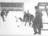 Bandymatch på Eyravallen. Måldomare Sten Jonsson synar noga målet.
 ÖSK-Viljan
