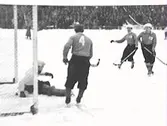 Bandy vid Stockholms stadion. Finland-Sverige. Mål på Finland.