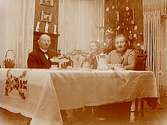 Julen 1923. Jenny Larsson tillsammans med sina föräldrar