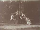 Fru Larsson och Ellen tillsammans med tre kvinnor