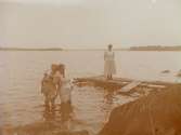 Ellen Larsson tillsammans med två kvinnor vid en sjö.