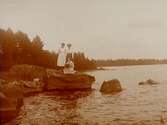 Jenny Larsson med två kvinnor vid en sjö