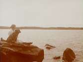 Ellen Larsson vid en sjö