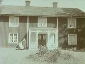 24 juni 1934. Två damer framför ett hus