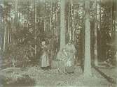 Jenny Larsson med sina föräldrar i skogen