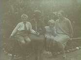 Jenny Larsson tillsammans med en kvinna och två barn