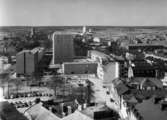 Stadsvy över Örebro med byggnader och bostadshus, bl.a. kvarteret Tunnbindaren, i början av 1960-talet.