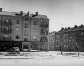 Bostadshus.
 Caltex bensinstation.
Macken låg på Bromsplan, Bromsgatan till höger i bild.