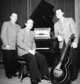 Orkester, tre män med musikinstrument.
Till vänster Olle Fransson, dragspel. ( Se även bild OLM-91-102-8291).