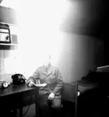 Fo-staben, interiör, en officer vid skrivbordet.