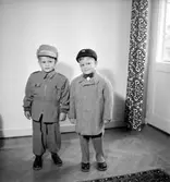 Två pojkar.
Kläder från Ingmars.