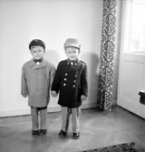 Två pojkar.
Kläder från Ingmars.