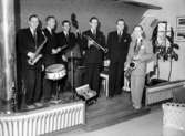 Stäkrings orkester, sex män med musikinstrument.