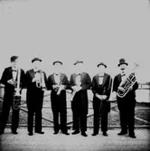 Vagabond orkester, sex män med musikinstrument.