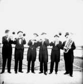 Vagabond orkester, sex män med musikinstrument.