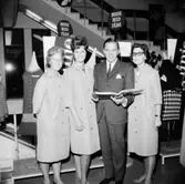 Konsum Domus, affärsinteriör, damkonfektion, fyra personer.