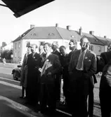 Gruppbild. Bostadshus i bakgrunden.
Bilden tagen för Svea-annons.