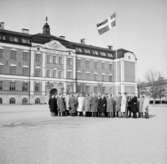 Kamratmöte, Gustaf Tillas avgångsklass från 1924.
Olaus Petriskolan i bakgrunden.