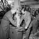 Philips Svenska AB, verkstadsinteriör med arbetare.