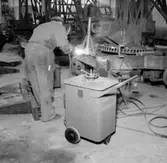 Philips Svenska AB, verkstadsinteriör med arbetare.