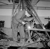 Philips Svenska AB, verkstadsinteriör med arbetare.