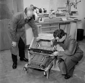 National Kassa Register AB, kontorsmaskiner, interiör, två män.