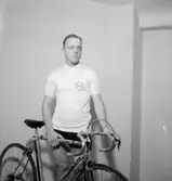 En man med cykel.
Lennart Karlsson