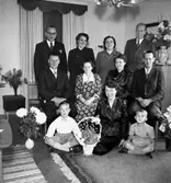 Rumsinteriör, släktgrupp 11 personer, högtid.
Andersson