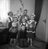 Rumsinteriör, grupp åtta barn.
Orvar Larsson