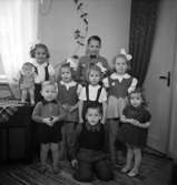 Rumsinteriör, grupp åtta barn.
Orvar Larsson