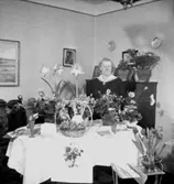 Rumsinteriör, en kvinna.
Fru Larsson på födelsedagen.