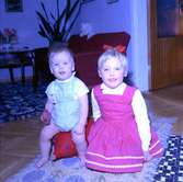 Rumsinteriör, två barn.Bertil Larsson