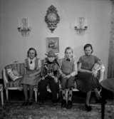 Rumsinteriör, familjegrupp fyra personer.Elof Larsson