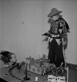 Rumsinteriör, barnlek, två pojkar.
Elof Larsson