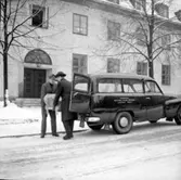 National Kassa Register AB, kontorsmaskiner, två män vid bilen.