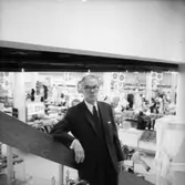 Konsum Domus, affärsinteriör, en man.
Lasse Johansson, pianist. Spelade tillsammans med Knut Borg i Whispering vid starten. Försäljare vid Domus herrekipering.